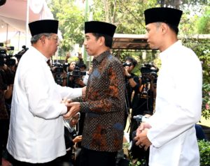 President Jokowi on Saturday (31/8) visited the former President Susilo Bambang Yudhoyono (SBY) to mourn the passing of SBY’s mother. Photo by: BPMI.