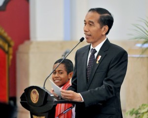 President Jokowi has a dialogue with Joni, a 7th grade junior high school student from Belu Regency, East Nusa Tenggara, at State Palace, Monday (20/8) (Photo: PR/Jay).