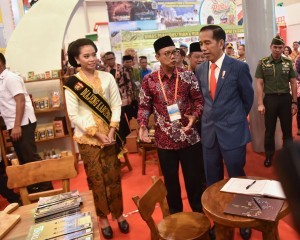 President Jokowi inspects one of the booths at the 2018 Apkasi Autonomy Expo, held at ICE BSD Serpong, Tangerang, Banten, Friday (6/7). (Photo by: Agung/Public Relations Division)