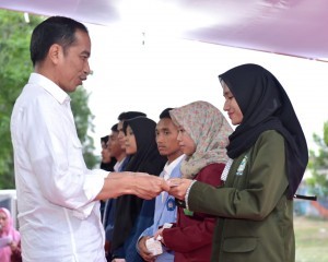 President Jokowi symbolically hands over scholarships to students affected by the quake, at the Zainuddin Abdul Madjid International Airport, Central Lombok Regency, Thursday (18/10). (Photo by: BPMI)