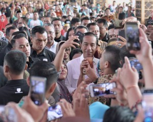 President Jokowi takes self portrait with participants of Evaluation of Development Policy and Empowerment of Village Communities, at Makassar, South Sulawesi, Saturday (22/12). (Photo: Presidential Secretariat)