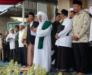 President Jokowi attends the celebration of the birthday of Prophet Muhammad PBUH (Mawlid an-Nabi) with M. Luthfi Bin Yahya, at Kanzus Sholawat Building, Pekalongan, Sunday (8/1). (Foto: Humas/Deni)