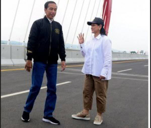 President Jokowi with First Lady Iriana on the Kali Kuto Bridge, Semarang, Thursday (21/12). (Photo by: Oji/Public Relations Division)