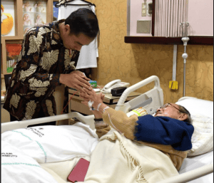 President Jokowi visits the Third President of the Republic of Indonesia Bacharuddin Jusuf Habibie, who was hospitalized at the Gatot Subroto Army Hospital (RSPAD), Jakarta, Monday (27/8). (Photo by: Presidential Secretariat).
