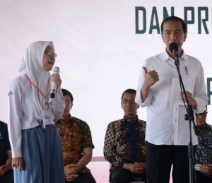 President Jokowi has a dialogue with a student at the distribution of PKH and KIP at Lapang Bakti Park, Banjar Regency, West Java, Tuesday (16/1) morning (Photo: Setpres)