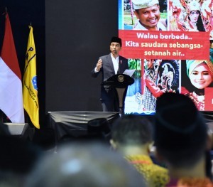 President Jokowi gives introductory remarks at the 58th Anniversary of the Indonesian Islamic Student Movement (PMII), in Sasana Budaya Ganesa, Bandung, West Java, Tuesday (17/4). (Photo by: Bureau of Press, Media and Information).