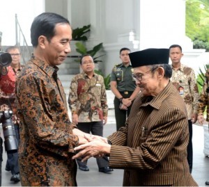 President Jokowi meets with B.J. Habibie at the Merdeka Palace, Jakarta, Thursday (19/1) afternoon. (Photo: BPMI/Kris)