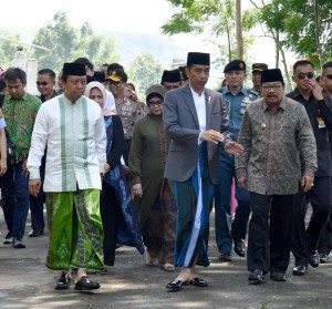 President Jokowi is accompanied by East Java Governor Soekarwo during a working visit to Situbondo on Saturday (3/2). (Photo: BPMI)
