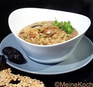 Linsensuppe mit Reis und Backpflaumen