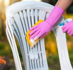 gartenliege-reinigung-tipp-zum-bau Eine regelmäßige Pflege fördert die Langlebigkeit der Liege.