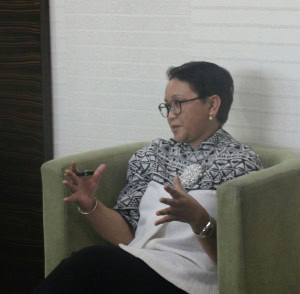 Minister of Foreign Affairs Retno Marsudi delivers a statement to the press at Diamond Hotel, the Philippines, Sunday (12/11) afternoon (Photo: PR/Said)