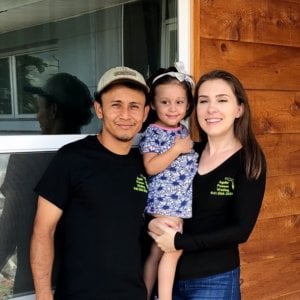 Thimble customers Jose Aguilar and Maite Montagut of Aguilar Pressure Washing for cleaner insurance