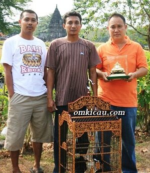 Bambang Honda bersama Hipnotis & Trophy Mahkota Raja Bambang Honda bersama Hipnotis & Trophy Mahkota Raja