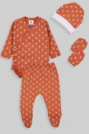 סט מעטפת ורגליות פלנל + כובע וכפפה - חום משולשים (0 - 3 חודשים)