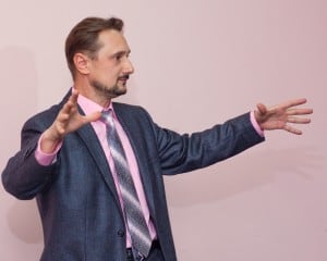 Поэтами рождаются, ораторами - становятся. Ораторами становятся. Поэтами рождаются.