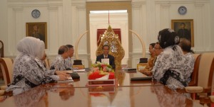 Presiden Jokowi didampingi Mensesneg dan Mendikbud menerima jajaran PB PGRI, di Istana Merdeka, Jakarta, Senin (6/4)