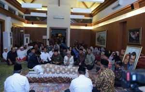 Presiden Joko Widodo dan Wapres Jusuf Kalla memanjatkan doa di depan jenazah Ibunda Seskab Pramono Anung pada Rabu (6/1) di kediaman Seskab. (Foto: Humas/Jay)