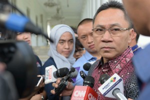 Ketua MPR menjawab pertanyaan wartawan saat di Istana Negara, Jakarta Selasa siang (19/1) (Foto:Humas/Jay)