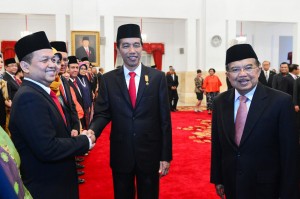Presiden Jokowi menyalami Ketua KEIN setelah prosesi pelantikan di Istana Negara, Jakarta Rabu lalu (20/1). (Foto:Humas/Rahmat)