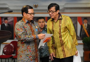 Seskab berbincang dengan Menkumham seusai rapat terbatas di Kantor Presiden, jakarta (21/1). (Foto:Humas/Rahmat)
