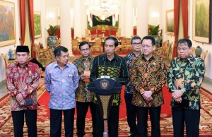 Presiden didampingi Wapres dan para pimpinan lembaga saat konferensi pers usai pertemuan di Istana Negara, Jakarta (19/1) (Foto:Humas/Jay)