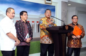 Menko Perekonomian Darmin Nasution didampingi para menteri dan pejabat terkait mengumumkan Paket Kebijakan Ekonomi X (11/2)