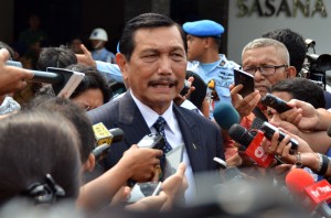 Menko Bidang Polhukam menjawab pertanyaan wartawan di Bandara Halim Perdanakusuma, Jakarta (19/2). (Humas/Rahmat)