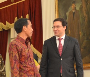 Presiden Jokowi berbincang dengan Menlu Bulgaria Daniel Mitov, di Istana Merdeka, Jakarta (30/3)