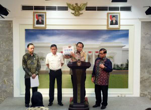 Menko Kemaritiman Rizal Ramli didampingi Seskab, Menhub, dan Mendag menyampaikan keterangan pers, di kantor Presiden, Jakarta, Selasa (29/3) petang. (Foto: JAY/Humas)