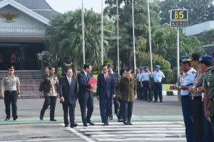 Presiden Jokowi berbincang dengan Wapres Jusuf Kalla sebelum keberangkatan ke Eropa di Bandara Halim Perdanakusuma, Jakarta (17/4). (Foto: BPMI/Rusman)