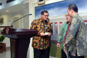 Seskab Pramono Anung, Menkeu Bambang Brodjonegoro, dan Mendag Thomas Lembong, berbincang sebelum memberikan keterangan pers, Senin (25/4) sore. (Foto: Humas/Jay)