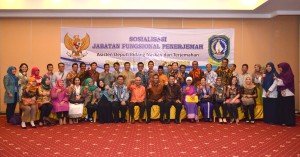 Deputi Bidang Dukungan Kerja Kabinet berfoto bersama seluruh peserta sosialisasi jabatan fungsional penerjemah di Batam, Kepri (21/4). (Foto: Humas/Oji)