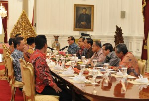 Presiden Jokowi didampingi sejumlah menteri melakukan rapat konsultasi dengan pimpinan DPR, di Istana Merdeka, Jakarta, Jumat (15/4) pagi. (Foto: JAY/Humas)