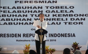 Presiden Jokowi memberi arahan pada saat peresmian lima pelabuhan di Pelabuhan Tobelo, Halmahera Utara, Rabu (6/4) siang. (Foto: Humas/Rahmat)