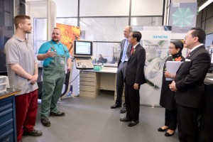 Presiden Jokowi kunjungan ke Pusat Pelatihan Pendidikan Vokasi Profesional di Siemenstadt (18/4). (Foto: BPMI/Laily)