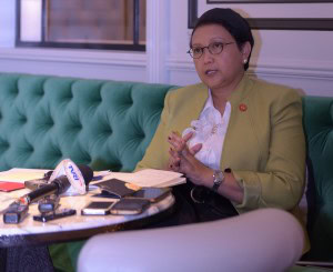 Menlu Retno L.P. Marsudi memberikan keterangan pers, di London, Inggris, Rabu (20/4) pagi. (Foto: Nia/Humas)
