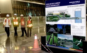 Presiden Jokowi didampingi Menteri BUMN Rini Soemarno, Dirut Garuda Arif Wibowo, dan Dirut Angkasa Pura II Budi Karya meninjau Terminal 3 Ultimate Bandara Soekarno-Hatta, Rabu (11/5) sore. (Foto: BPMI/Cahyo)