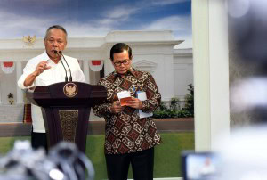 Menteri PUPR Basuki Hadimuljono didampingi Seskab Pramono Anung memberi keterangan kepada wartawan, di kantor presiden, Jakarta, Senin (2/5) petang. (Foto: JAY/Humas)
