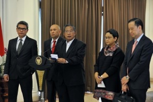Menko Bidang Perekonomian memberikan keterangan pers di Bandara Halim Perdanakusuma, Jakarta (21/5). (Foto: Humas/Jay).