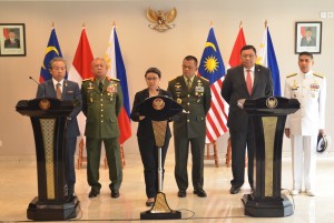 Deklarasi Bersama Menlu dan Panglima Angkatan Bersenjata Filipina, Malaysia, dan Indonesia, Kamis (5/5), di Istana Kepresidenan Yogyakarta. (Foto: Humas/Jay)