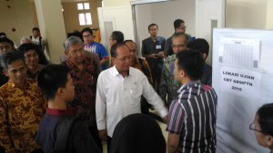 Menristekdikti M. Nasir meninjau pelaksanaan SBMPTN 2016, di Universitas Diponegoro, Semarang, Selasa (31/5) pagi.