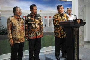 Seskab memberikan keterang usai mengikuti Rapat Terbatas di Kantor Presiden, Jakarta (29/6). (Foto: Humas/Deni)