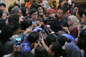 Menkeu Sri Mulyani menjawab pertanyaan wartawan usai pelantikan menteri di Istana Negara, Jakarta (27/7). (Foto: Humas/Jay)