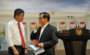 Menhub Ignasius Jonan berbincang dengan Seskab Pramono Anung, sebelum menyampaikan keterangan pers, di kantor kepresidenan, Jakarta, Rabu (13/7) sore. (Foto: JAY/Humas)