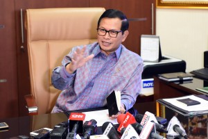 Seskab Pramono Anung menjawab wartawan, di ruang kernya, Jakarta, Jumat (15/7) siang. (Foto: Rahmat/Humas)