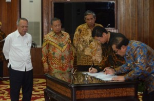 Menko Perekonomian Darmin Nasution didampingi Menteri PUPR dan Wakil Menkeu menyaksikan penandatanganan Proyek Kerjasama Umbulan, Jarim, di Jakarta, Kamis (21/7)