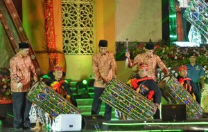 Presiden Jokowi didampingi Menag dan Gubernur NTB menabuh gendang beleg sebagai tanda Peresmian Pembukaan MTQ Tingkat Nasional XXVI, Sabtu (30/7), di Mataram. (Foto: Humas/Agung)