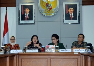 Menko PMK Puan Maharani didampingi Menkes dan Kepala BPOM saat memimpin rapat koordinasi mengenai vaksin palsu, di kantor Kemenko PMK, Jakarta, Selasa (26/7) pagi