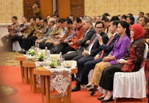 Photo Caption: President Jokowi talks with Cabinet Secretary Pramono Anung at the dissemination of Tax Amnesty in Semarang (9/8)