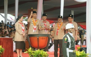 Photo caption: President Jokowi strikes a timpani to mark the opening of the 10th National Scout Jamboree on Sunday (14/8) in Cibubur, East Jakarta. (Photo by: Public Relations Division/Jay)